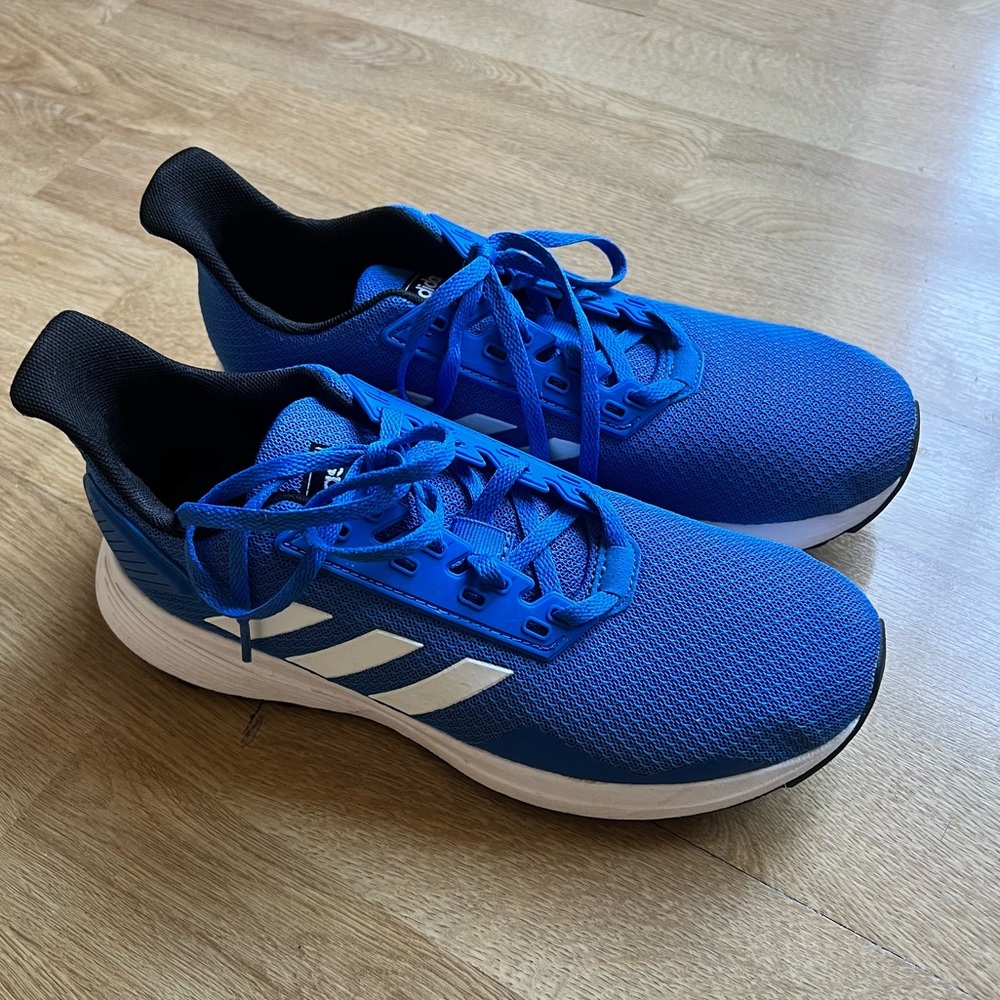 NWOT Adidas Kids Cloudfoam Sneakers in size 6